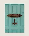 Photographie Porte Turquoise & Heurtoir Libellule – Décoration Murale Bohème – Photo de Voyage France – Tournon-d’Agenais - Aluminium (20x30 cm - 8x12″).webp