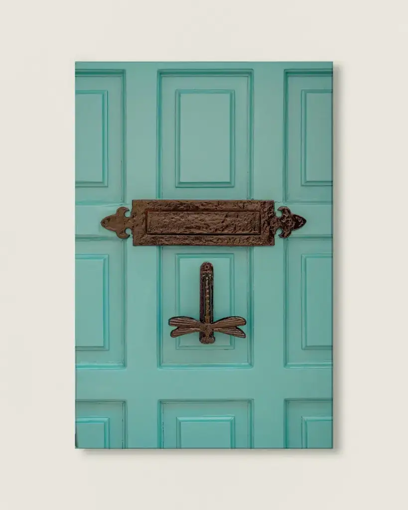 Photographie Porte Turquoise & Heurtoir Libellule – Décoration Murale Bohème – Photo de Voyage France – Tournon-d’Agenais - Toile (20x30 cm - 8x12″, Slim).webp