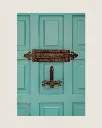Photographie Porte Turquoise & Heurtoir Libellule – Décoration Murale Bohème – Photo de Voyage France – Tournon-d’Agenais - Tirage d'art (21x29.7 cm - 8x12_).webp