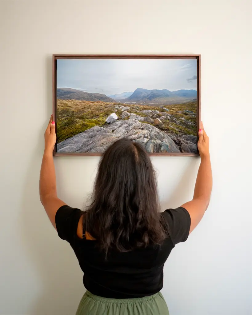 Glencoe_vallee_rocher_montagne_sctoland_toile_cadre_2_femme_mur.webp