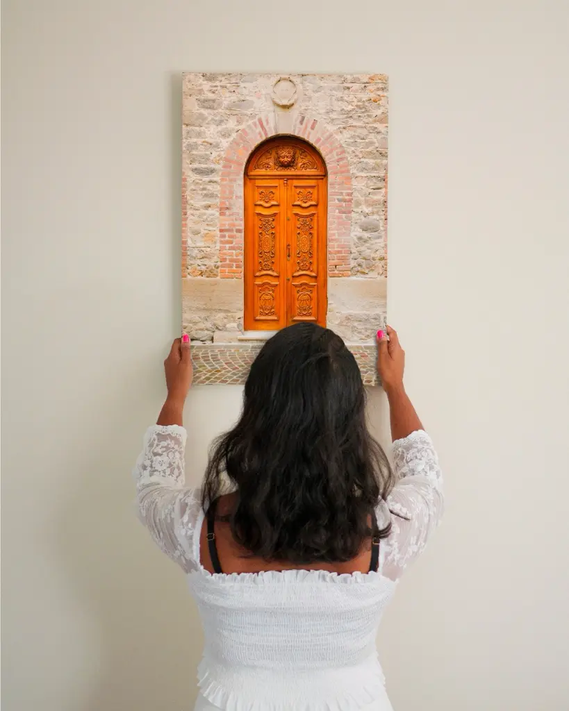 Porte_St Galmier_toile_femme_mur.webp