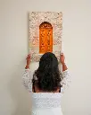 Porte_St Galmier_toile_femme_mur.webp