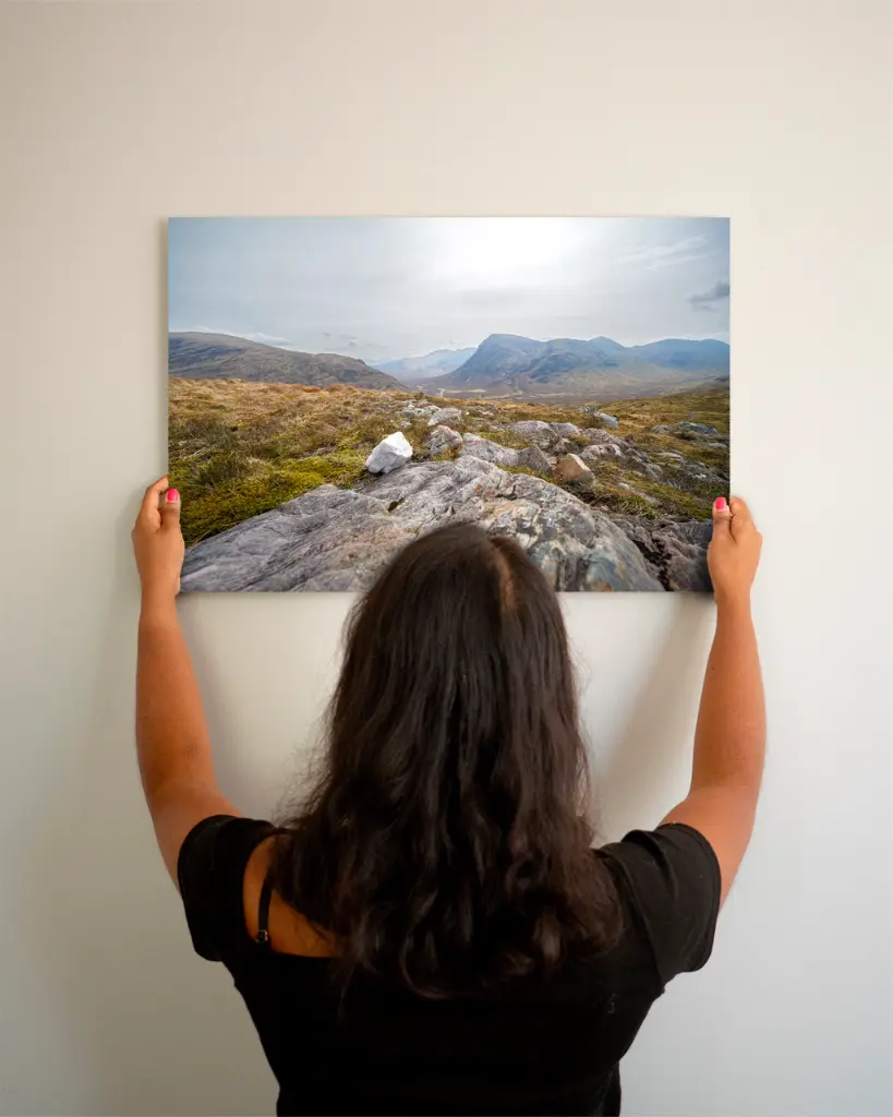 Glencoe_vallee_rocher_montagne_sctoland_aluminium_2_femme_mur.webp