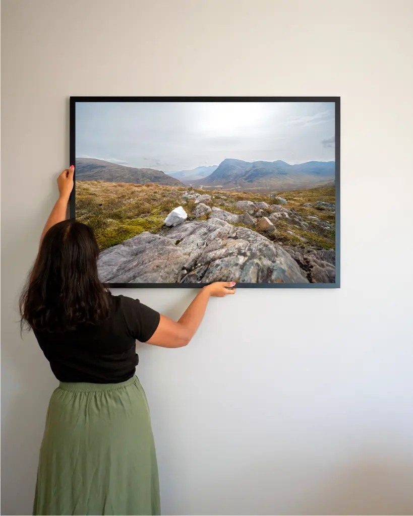 Glencoe_vallee_rocher_montagne_sctoland_poster_cadre_2_femme_mur.webp
