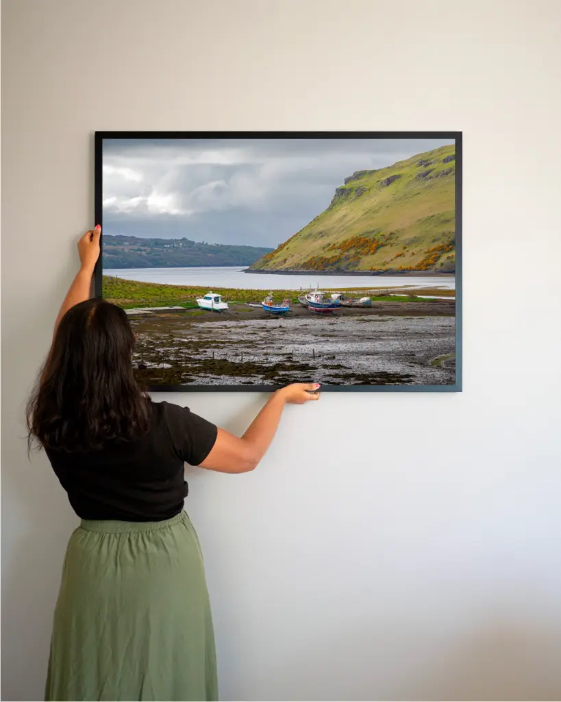 Skye_bateau_montagne_scotland_poster_cadre_2_femme_mur.webp