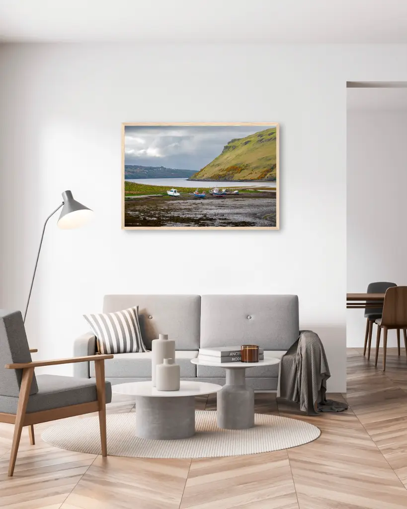 Skye_bateau_montagne_scotland_poster_cadre_5_salon_gris_tissus_moderne.webp