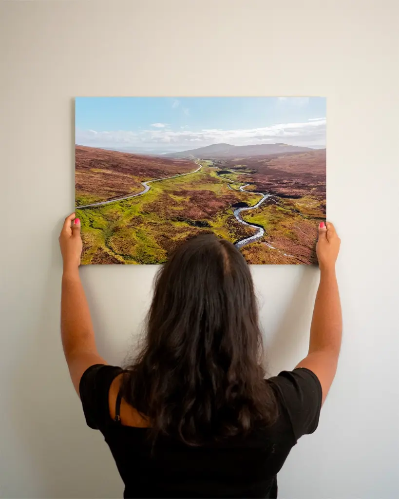 Quiraing_vallee_drone_scotland_aluminium_2_femme_mur.webp