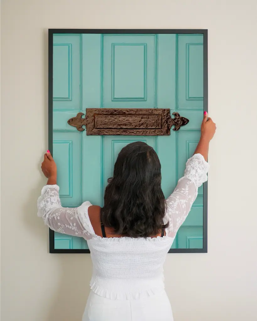 Porte_Libellule_poster_encadre_femme_mur.webp