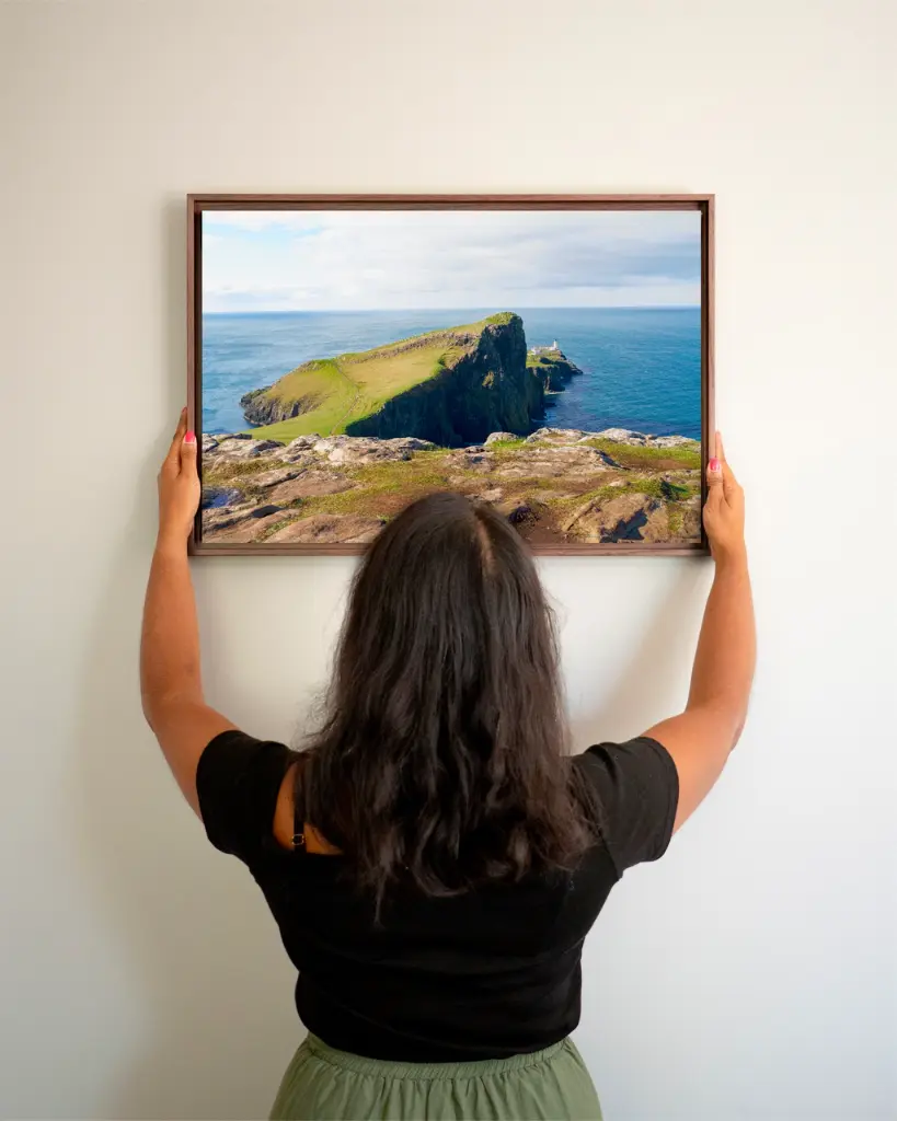Neist_point_ocean_phare_scotland_toile_cadre_2_femme_mur.webp