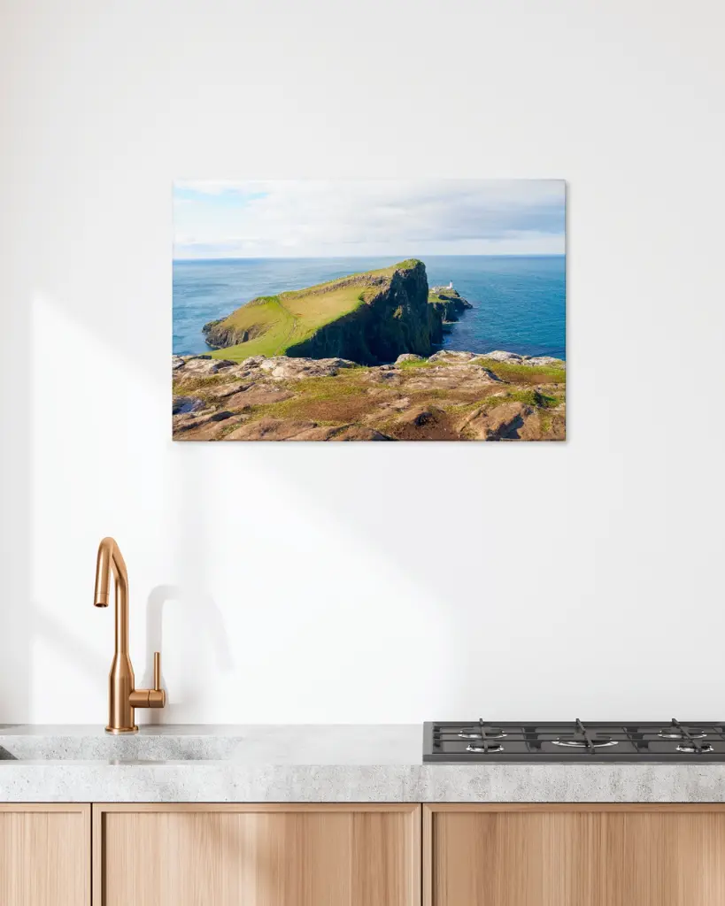 Neist_point_ocean_phare_scotland_toile_simple_4_cuisine_scandinave_moderne.webp