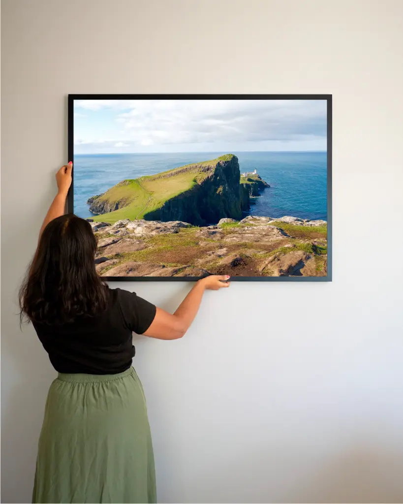 Neist_point_ocean_phare_scotland_poster_cadre_2_femme_mur.webp
