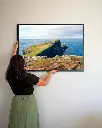 Neist_point_ocean_phare_scotland_poster_cadre_2_femme_mur.webp