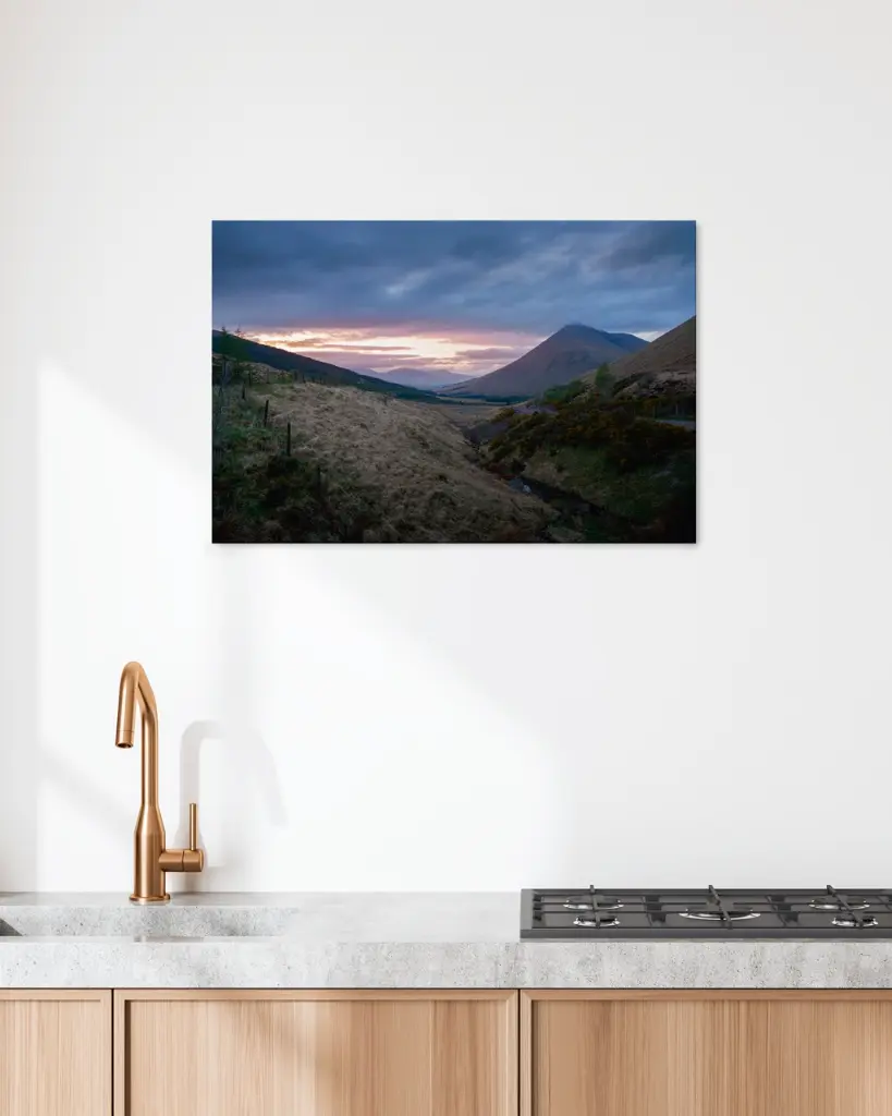 Loch_lomond_scotland_soir_toile_simple_4_cuisine_scandinave_moderne.webp