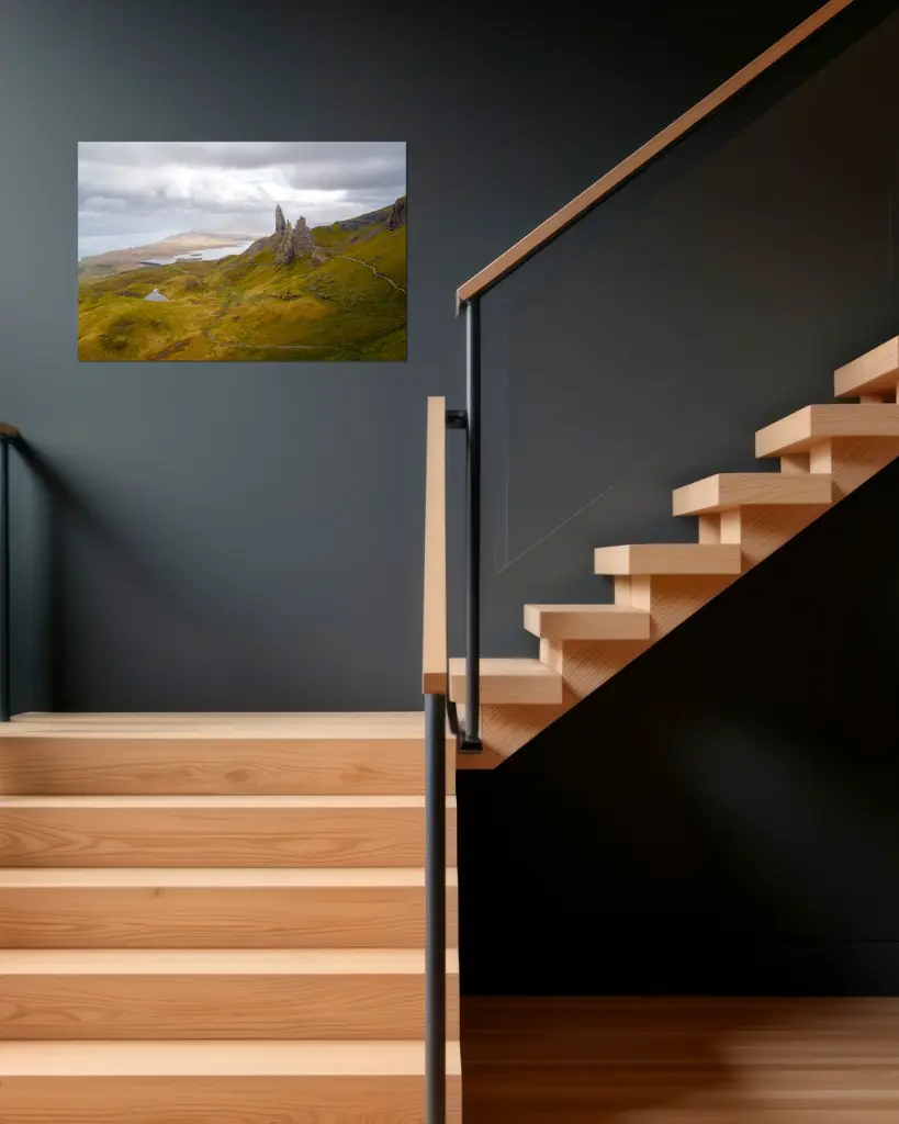 Old_man_storr_drone_aluminium_4_escalier_bois_moderne.webp
