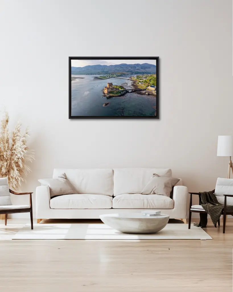 Eilean_donan_chateau_drone_sctoland_toile_cadre_5_salon_beige_tissus_moderne.webp