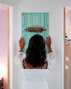 Porte_Libellule_aluminium_femme_mur.webp