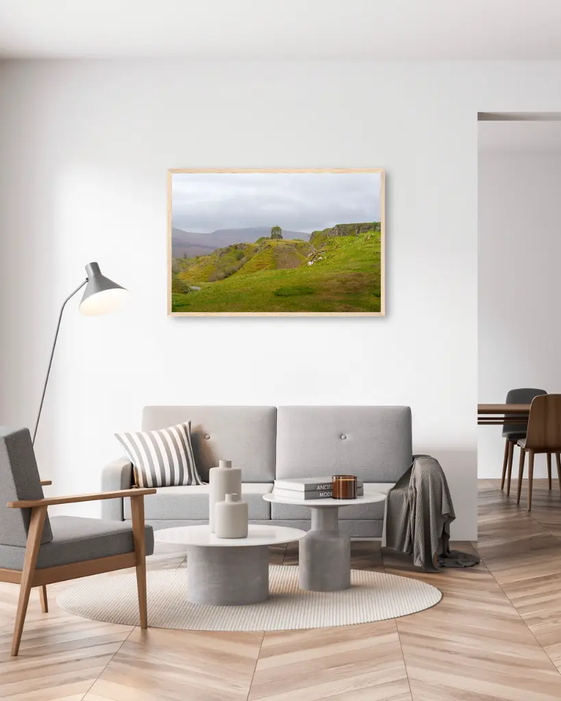 Fairy_glen_montagne_scotland_poster_cadre_5_salon_gris_tissus_moderne.webp