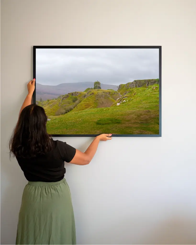 Fairy_glen_montagne_scotland_poster_cadre_2_femme_mur.webp