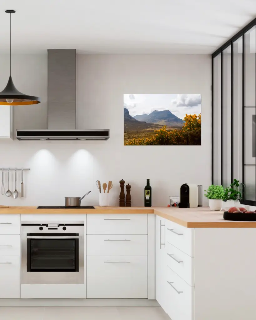 Glencoe_vallee_fleur_jaune_montagne_scotland_aluminium_3_encadre_cuisine_moderne_industriel.webp
