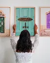 Porte_Libellule_toile_encadre_femme_mur.webp