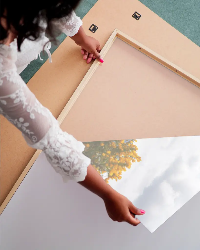 Glencoe_vallee_fleur_jaune_montagne_scotland_fine art_2_femme_cadre.webp