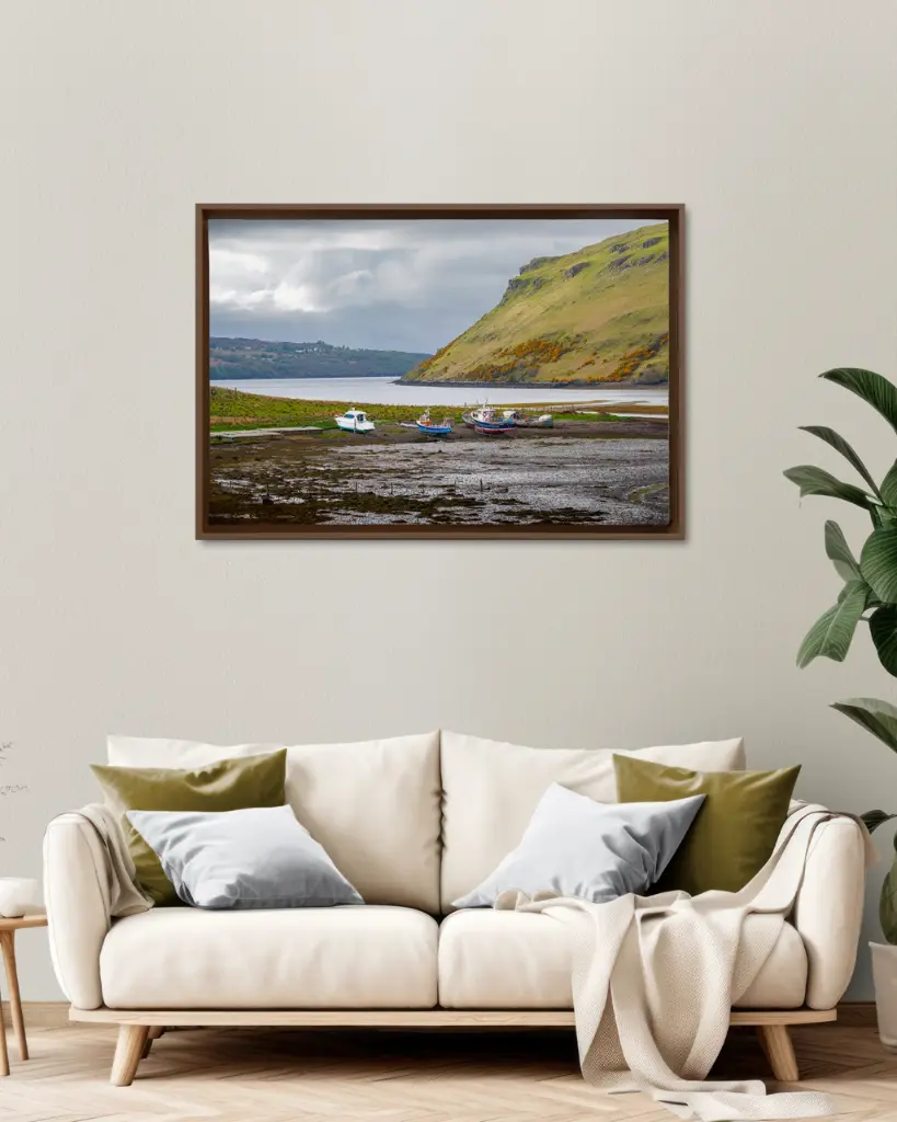 Skye_bateau_montagne_scotland_toile_cadre_1_ambiance.webp