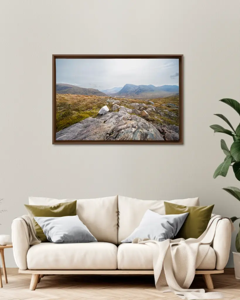 Glencoe_vallee_rocher_montagne_sctoland_toile_cadre_1_ambiance.webp