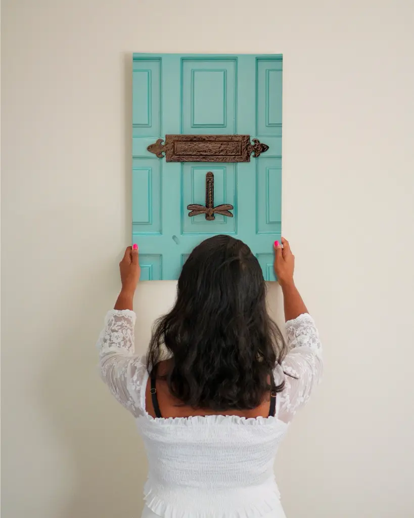 Porte_Libellule_toile_femme_mur.webp
