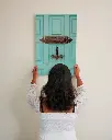 Porte_Libellule_toile_femme_mur.webp