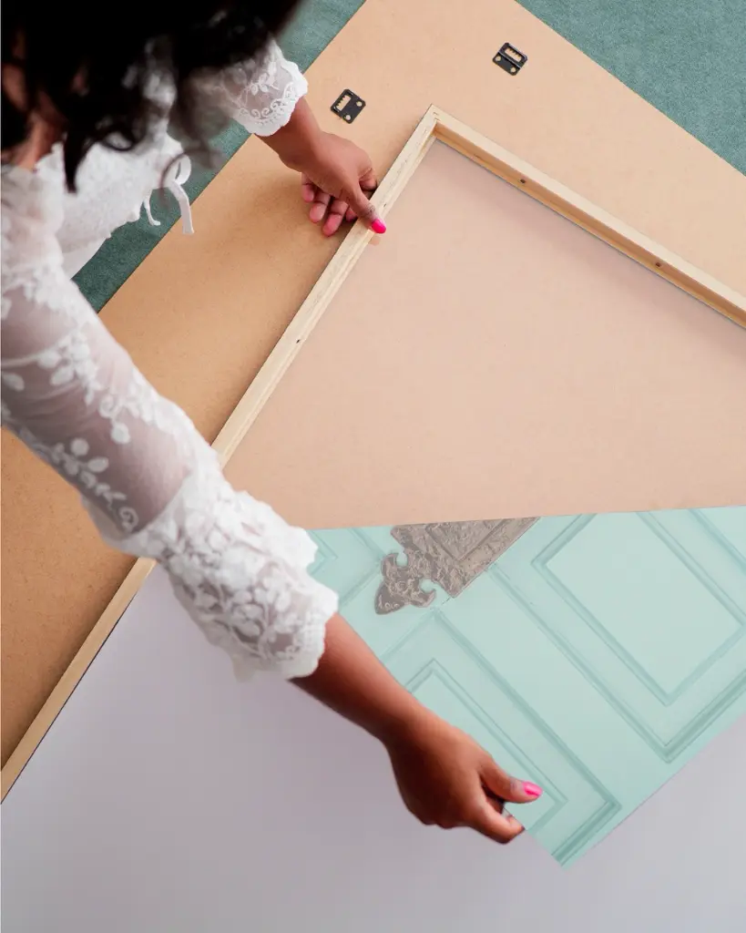 Porte_Libellule_poster_femme_cadre.webp