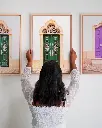 Porte_Verte_Estoi_toile_encadre_femme_mur.webp