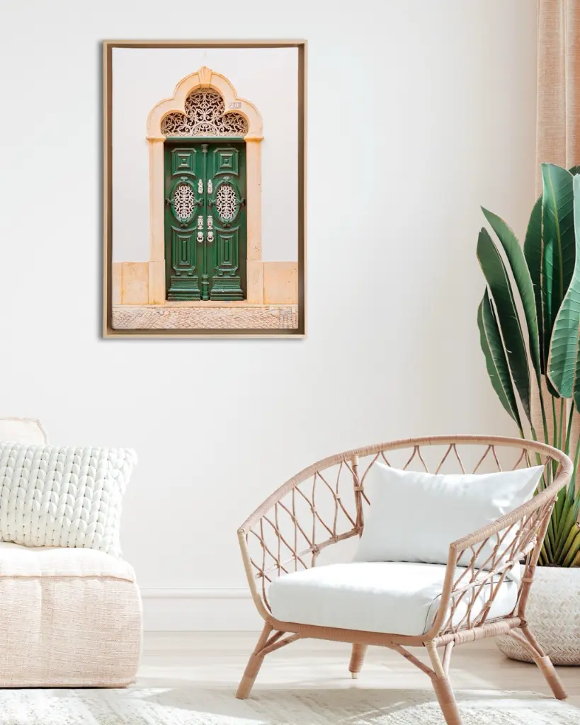 Porte_Verte_Estoi_toile_encadre_salon_osier.webp