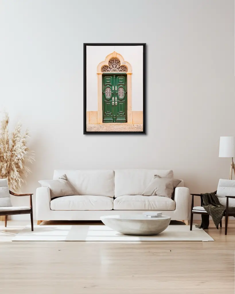 Porte_Verte_Estoi_toile_encadre_salon_beige_tissus_moderne.webp