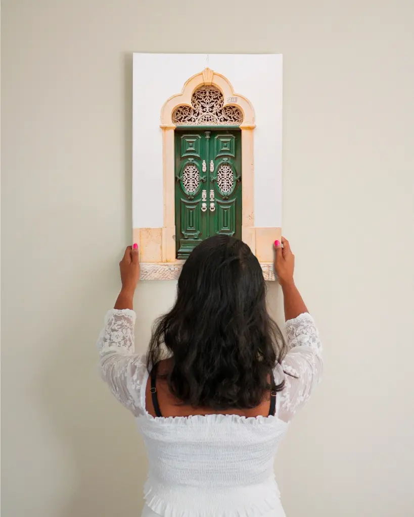 Porte_Verte_Estoi_toile_femme_mur.webp