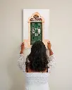 Porte_Verte_Estoi_toile_femme_mur.webp