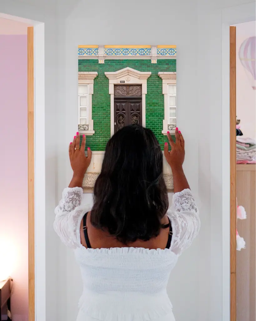 Porte_Verte_Art+Nouveau_aluminium_femme_mur.webp