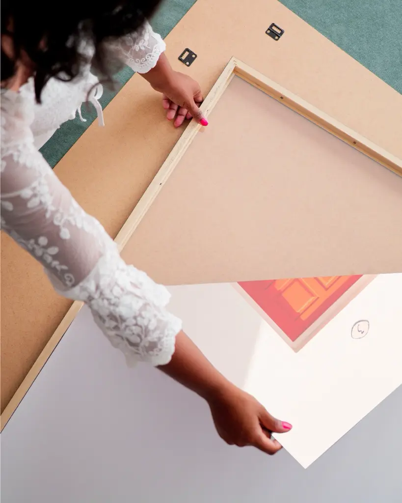 Porte_Rouge_poster_femme_cadre.webp