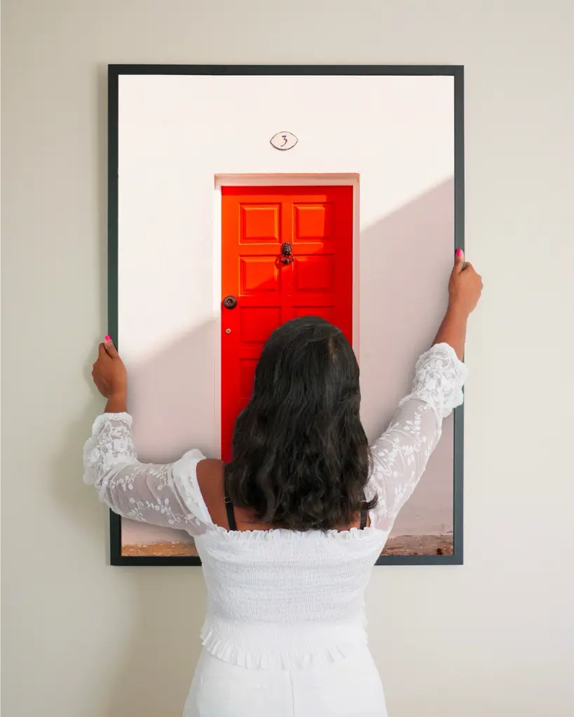Porte_Rouge_poster_encadre_femme_mur.webp