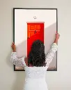 Porte_Rouge_poster_encadre_femme_mur.webp