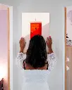 Porte_Rouge_aluminium_femme_mur.webp