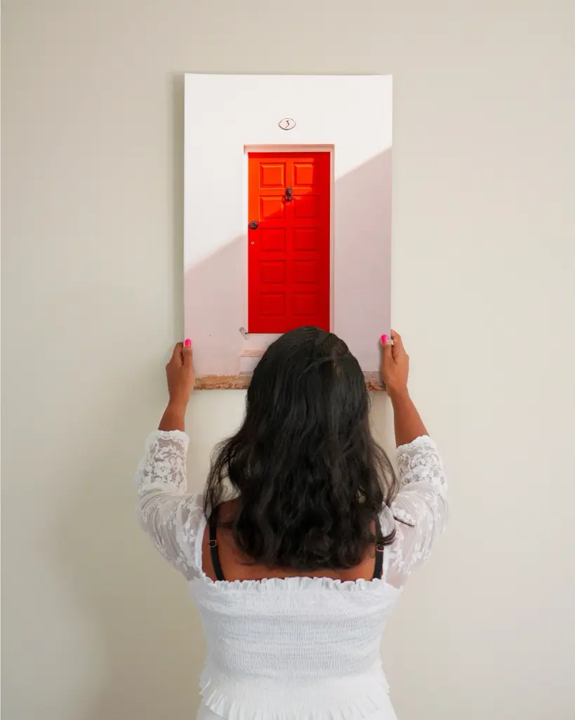 Porte_Rouge_toile_femme_mur.webp