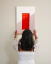 Porte_Rouge_toile_femme_mur.webp