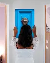 Porte_Bleu_Mouton_aluminium_femme_mur.webp