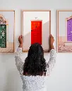 Porte_Rouge_toile_encadre_femme_mur.webp