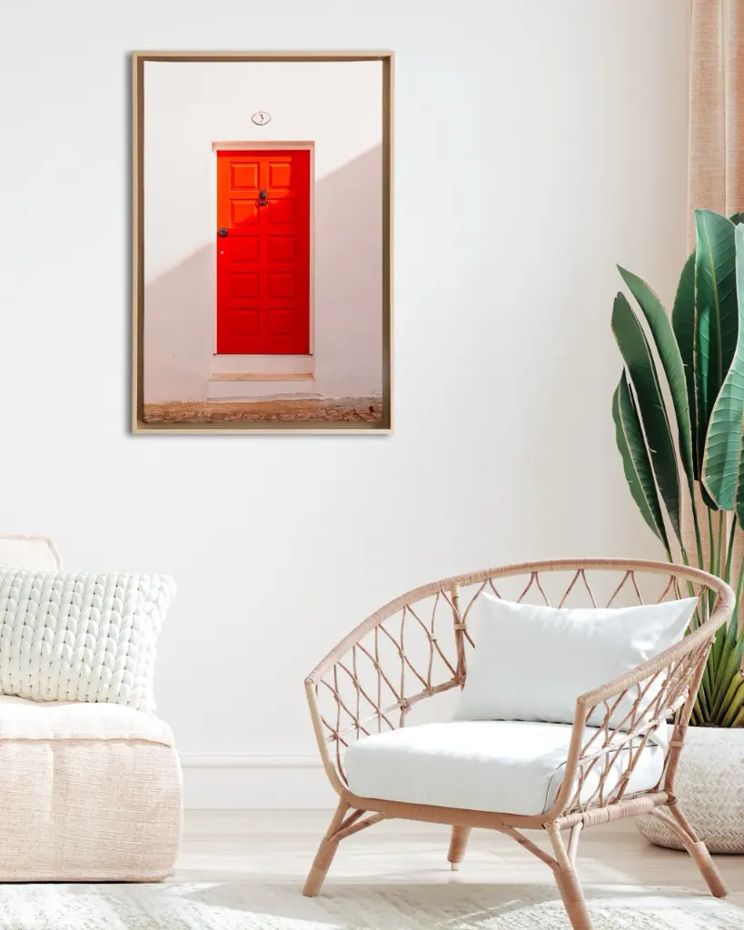 Porte_Rouge_toile_encadre_salon_osier.webp