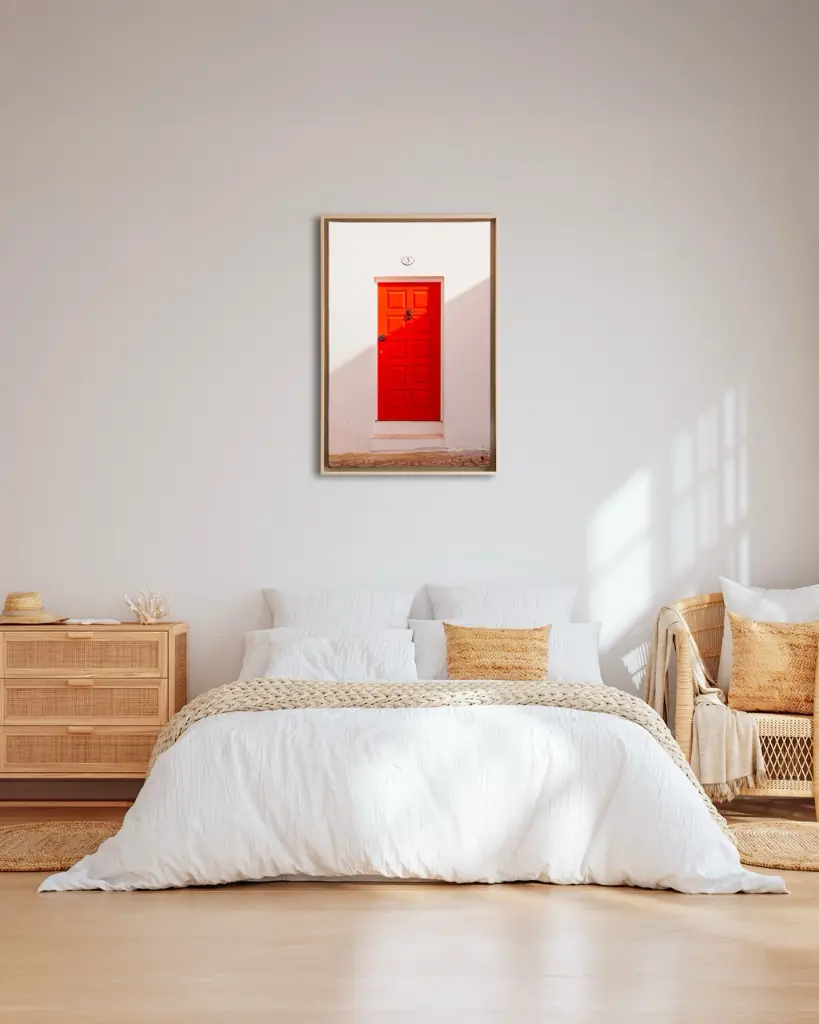 Porte_Rouge_toile_encadre_chambre_osier.webp