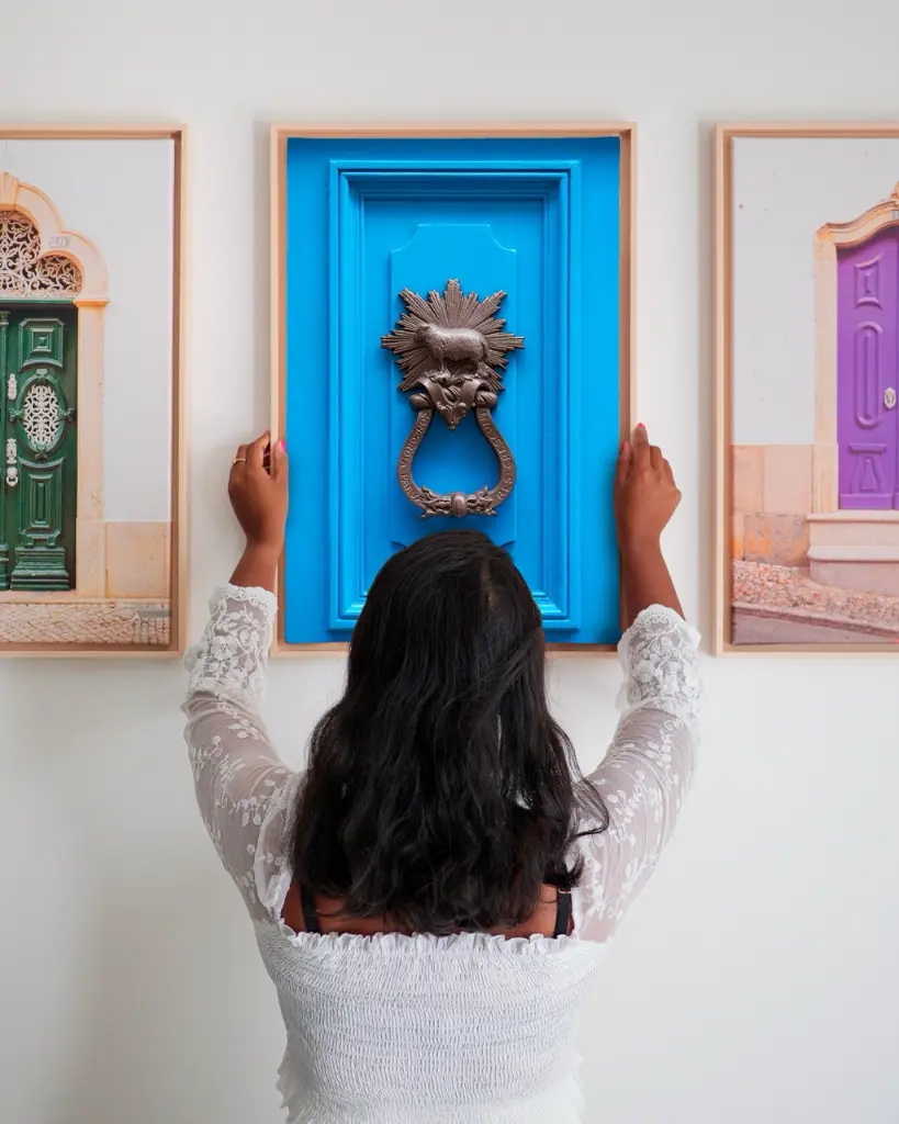 Porte_Bleu_Mouton_toile_encadre_femme_mur.webp