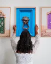 Porte_Bleu_Mouton_toile_encadre_femme_mur.webp