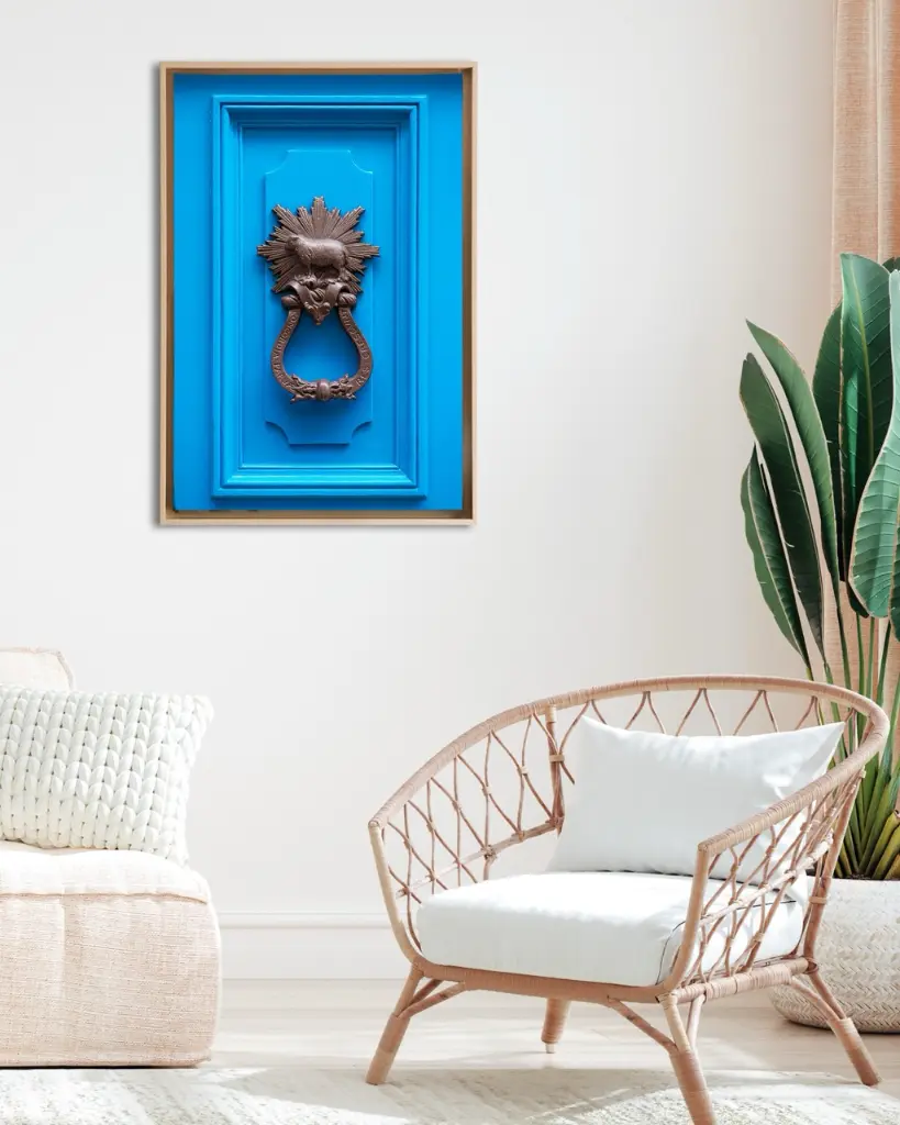 Porte_Bleu_Mouton_toile_encadre_salon_osier.webp