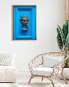 Porte_Bleu_Mouton_toile_encadre_salon_osier.webp